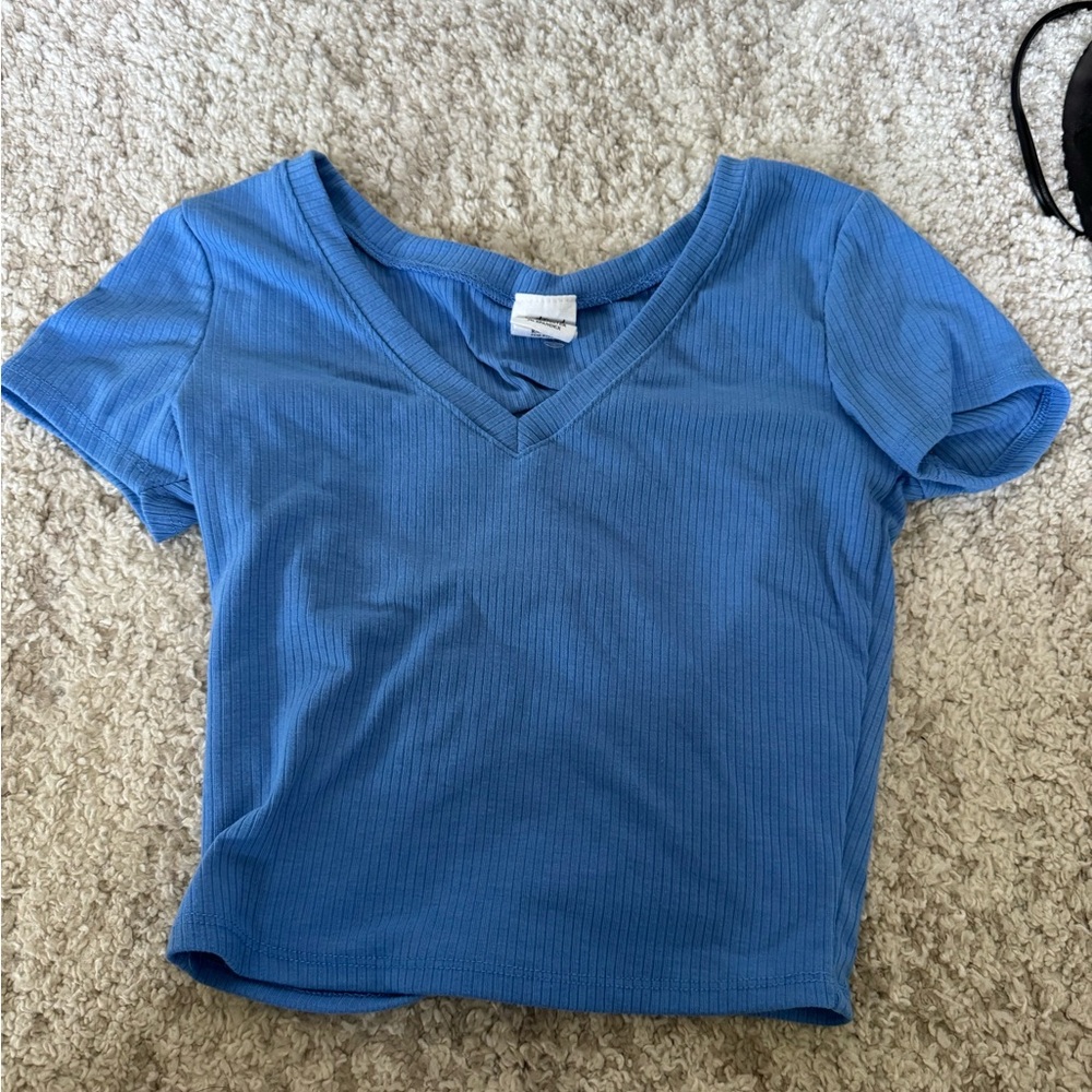 Navy Short Sleeve Tee with Breathable Fabric and Relaxed Fit